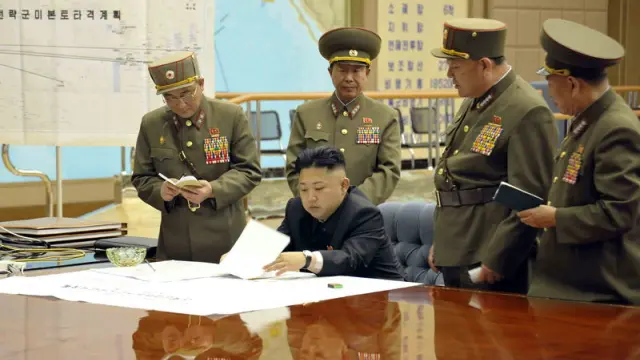 El líder de Corea del Norte, Kim Jong-un, sentado