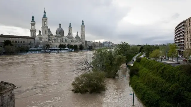 El Ebro supera los cuatro metros a su paso por Zaragoza