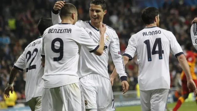 Ronaldo felicita a Benzema durante el partido contra el Galatasaray.