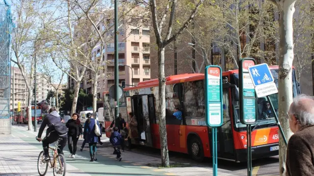 La subida y bajada de pasajeros a los autobuses obligan a los ciclistas a salirse del carril