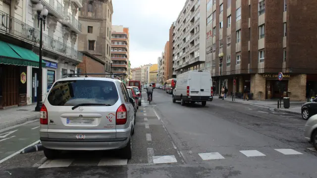 Los coches aparcados impiden a ciclista ver que detras hay un carril bici