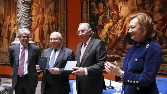 Los premiados por el Real Instituto de Estudios Europeos junto a L. F. Rudi