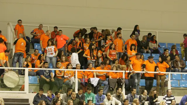 La afición naranja en un pabellón animando a su equipo