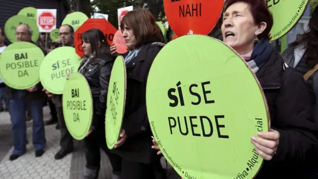 Protesta de la plataforma de Stop Desahucios en San Sebastián