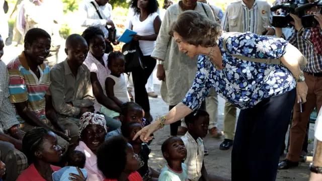 Doña Sofía saluda a unos niños en Manhiça