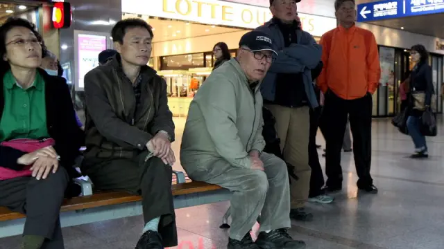 Surcoreanos viendo las noticias en una estación de Seúl, en Corea del Sur.