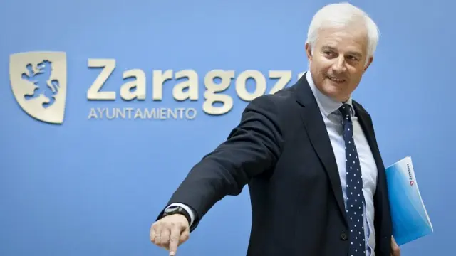 El diputado del PP, Eloy Suárez, en ruenda de prensa en el Ayuntamiento de Zaragoza.