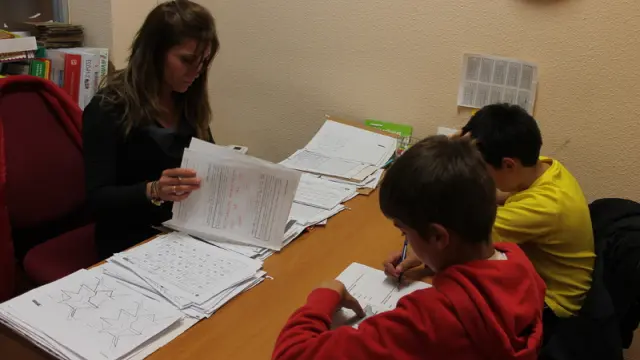 Ímagen de archivo de dos niños con TDA-H realizando ejercicios para focalizar la atención en la asociación aragonesa AATEDA.