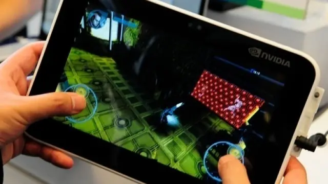 Un usuario juega con una 'tablet'.