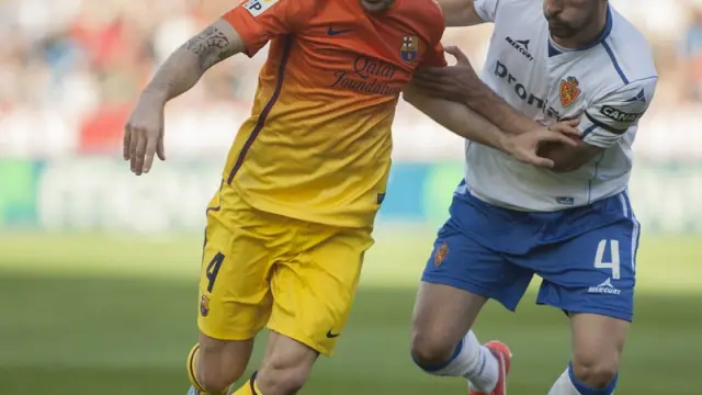 El jugador del R.Zaragoza Álvaro, con Cesc, en el duelo ante el Barcelona