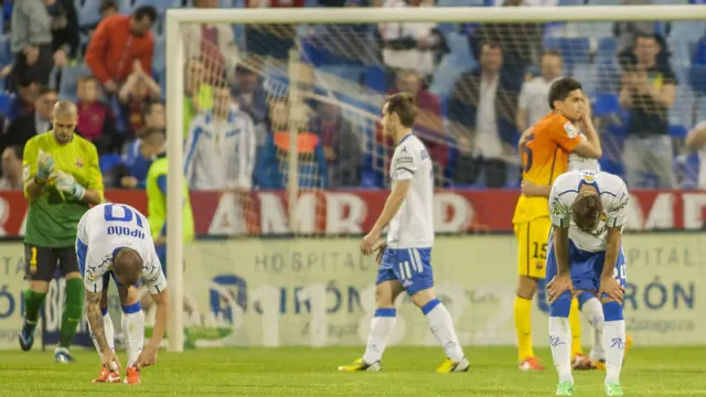 Muestra de desolación de los jugadores del Real Zaragoza en el partido con el Barcelona