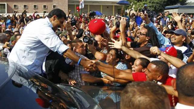Maduro saludó a los presentes tras emitir su voto.