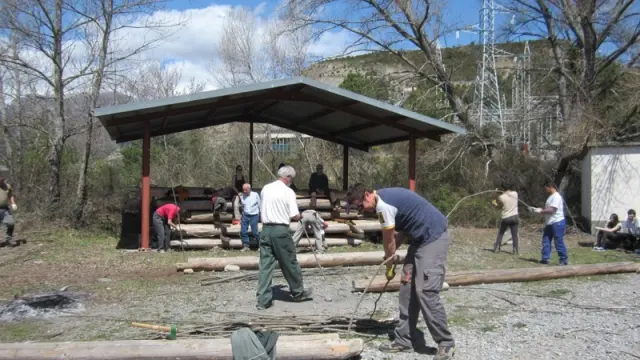 Preparación de los 'berdugos' para atar los troncos de las navatas