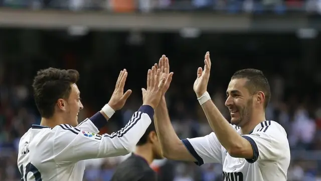Özil y Benzema celebran un gol del Real Madrid