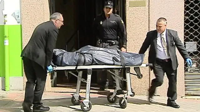 El cadáver ha sido encontrado tendido en el suelo de una habitación de una pensión