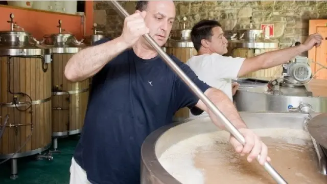 Fernando e Imanol, maestros cerveceros del Pirineo