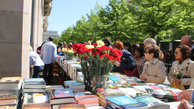 Aragón exhibe su oferta literaria en el Día del Libro.