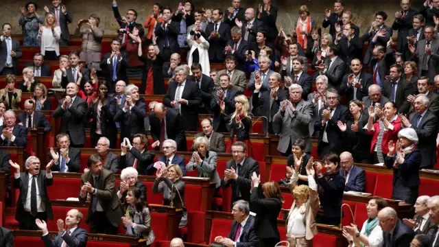 Diputados franceses aplauden la ley.