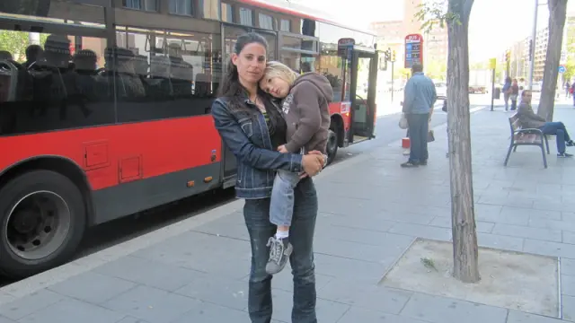 Raquel Miró y su hijo, en la parada de autobús delante del Hospital Infantil