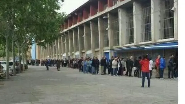 Desde primera hora de este jueves, los aficionados del Real Zaragoza se han acercado a comprar su entrada