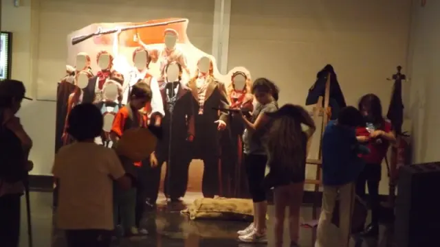 Un grupo de niños visita la exposición del musical de Huesca