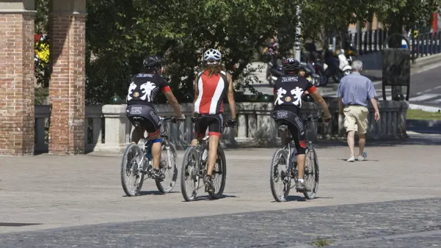 Ciclistas con casco en Zaragoza