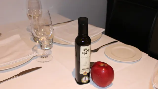 Una botella de aceite con tapón irrellenable en el restaurante zaragozano La Scala.