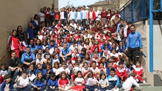 Los jugadores del Umacón Zaragoza con los alumnos del Colegio San Vicente de Paul.