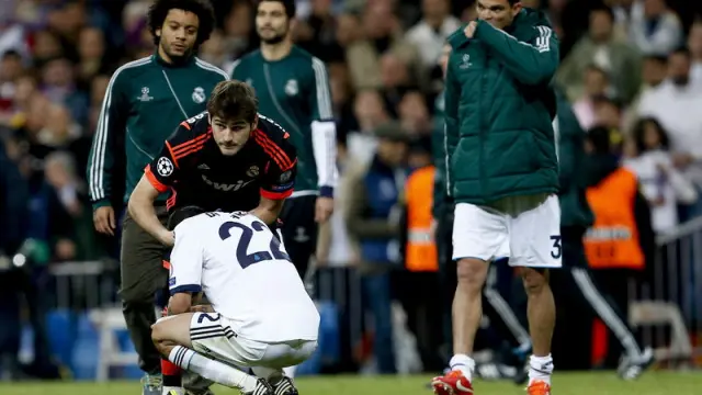Casillas consuela a Di María tras la eliminación del Real Madrid de la Liga de Campeones