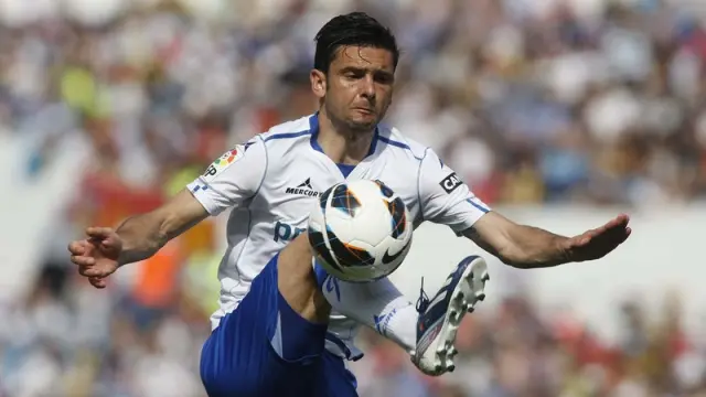 Hélder Postiga controla el balón en el partido entre el R. Zaragoza y el Rayo