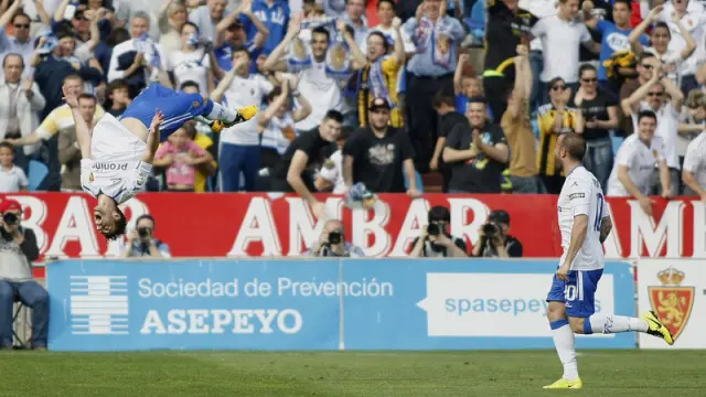 El jugador del R.Zaragoza Rodri celebra con una voltereta su gol ante el Rayo Vallecano