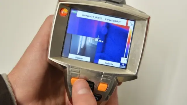Un experto toma imágenes termográficas de una vivienda