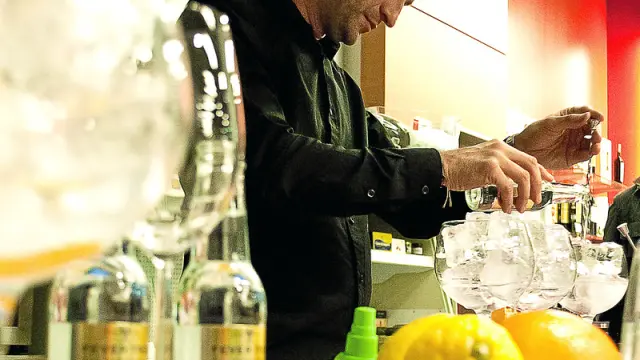 El barman Luis Ibáñez prepara un gin-tonic, la bebida de moda