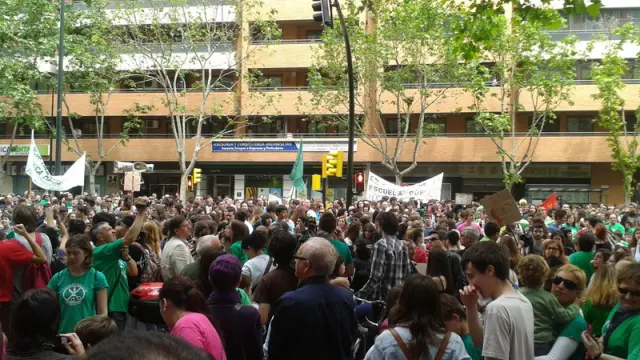 Concentración de estudiantes frente a la sede de Educación en Zaragoza