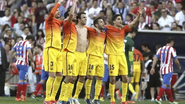 Los jugadores del Barcelona celebran la victoria y el título