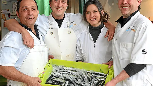 El equipo de pescaderías José Luis, con las anchoas.