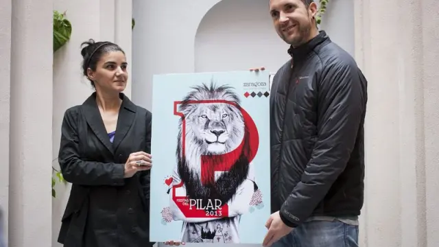 Los diseñadores Cristina Castán y Jorge Martorell, con su cartel.