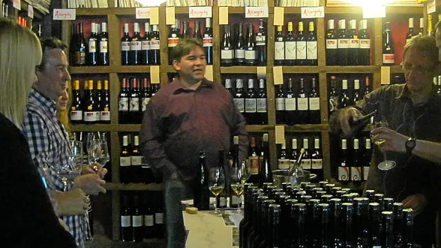Un momento de la cata de los vinos de Alexander Barzen, a la derecha.