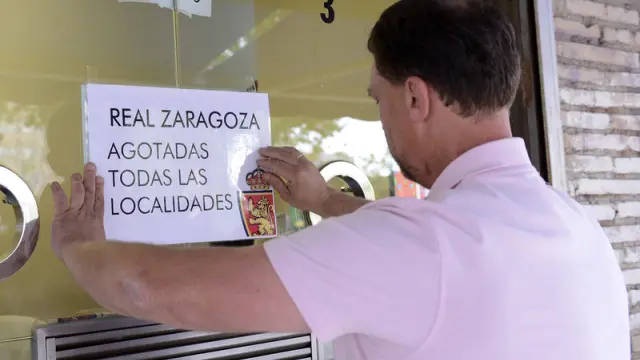 Un empleado del Real Zaragoza coloca el cartel de entradas agotadas