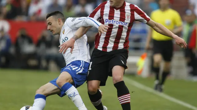 El jugador del R. Zaragoza José Manuel Fernández controla el balón