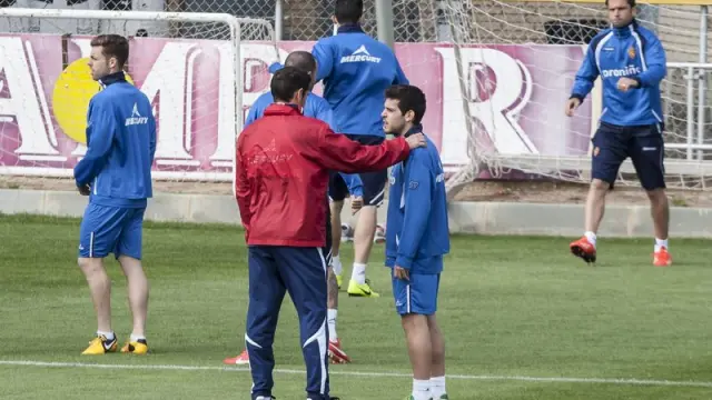 El entrenador del Real Zaragoza, Manolo Jiménez, dialoga con Víctor Rodríguez