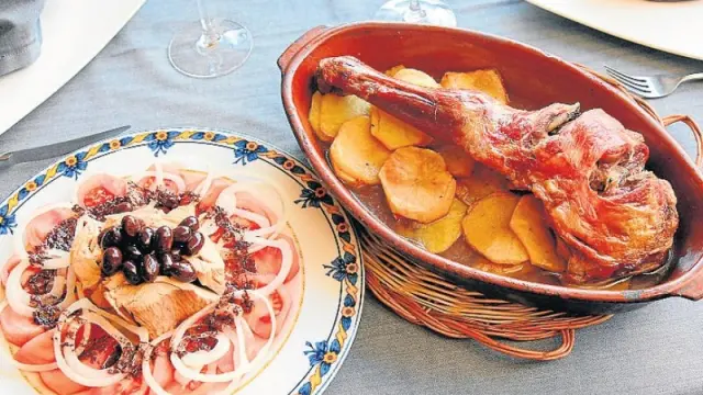 Ensalada del Rincón, con tomate y bonito, y el ternasco asado.