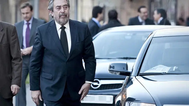El alcalde de Zaragoza, junto a su coche oficial.