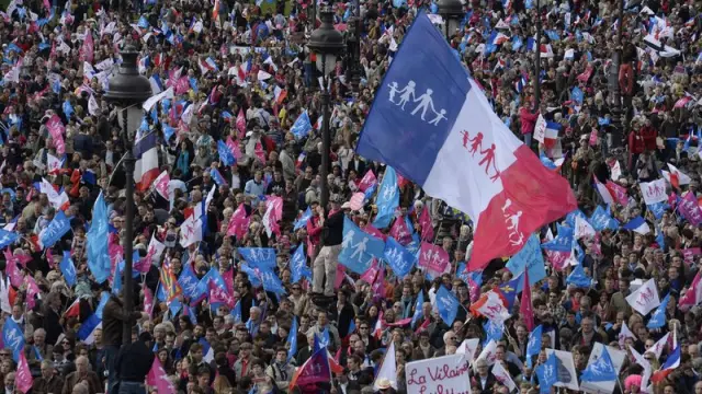 Miles de manifestantes en París
