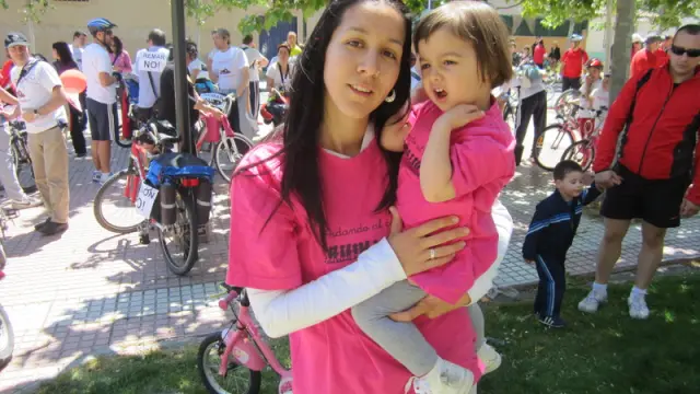 Tania Novoa y su hija con las camisetas de la plataforma Andando al Cole