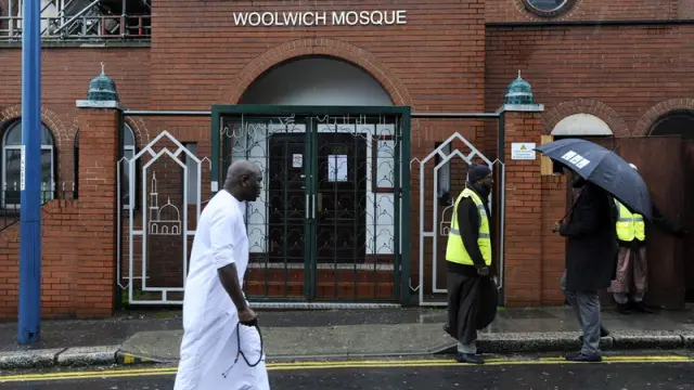 Un hombre camina frente a la mezquita de Woolwich.