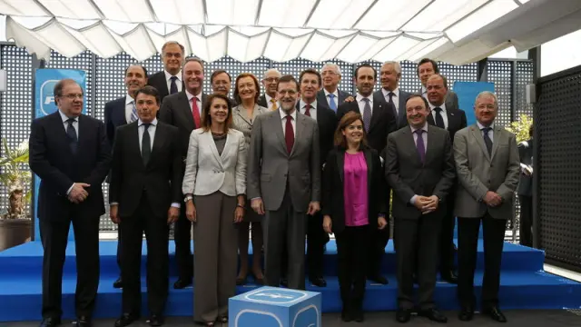 Foto de familia del presidente del Gobierno y con los barones del PP