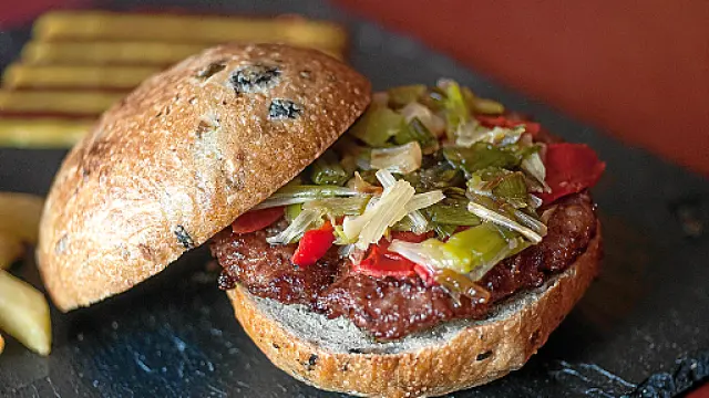 'La maña', hamburguesa con pan artesano de aceituna verde y negra, en la Cafetería Chipre de Zaragoza