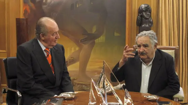 Don Juan Carlos junto al presidente Mújica