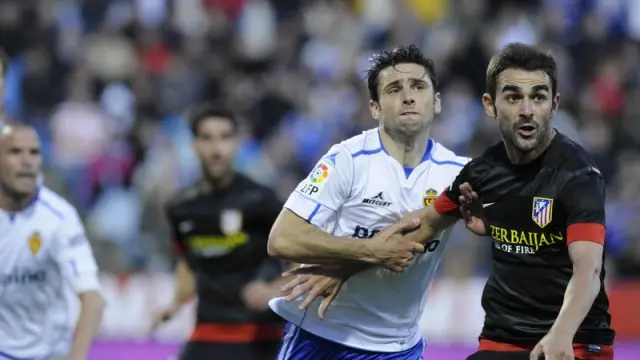 El delantero del Real Zaragoza Hélder Postiga, en pugna con la defensa del Atlético